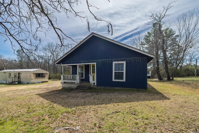 view of front facade featuring covered porch and a front yard