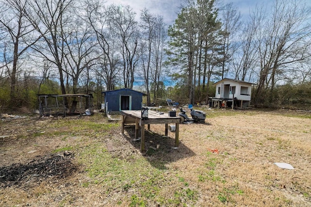 view of yard with an outbuilding