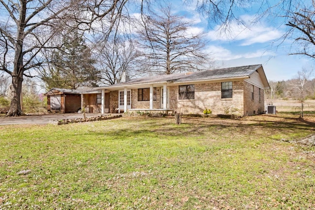 ranch-style house with brick siding, a front yard, crawl space, cooling unit, and driveway