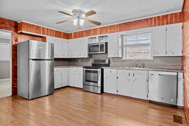 1580 Ridge Rd, El Paso, AR 72045 - kitchen featuring stainless steel appliances, light wood-type flooring, a sink, and white cabinets
