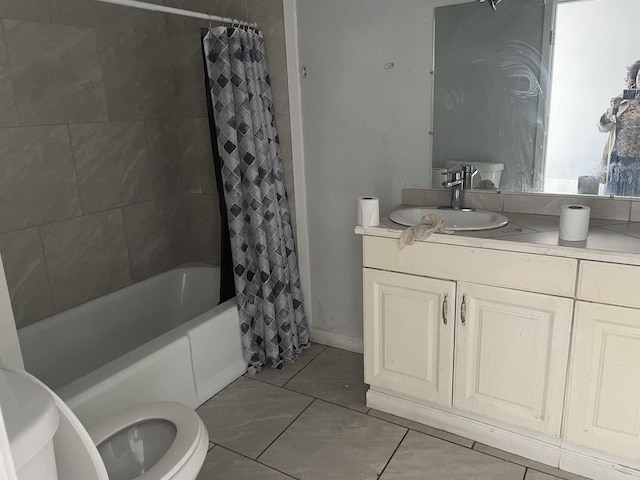 bathroom featuring toilet, shower / bath combo, vanity, and baseboards