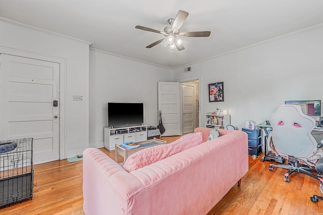 living room with baseboards, visible vents, a ceiling fan, ornamental molding, and light wood-type flooring