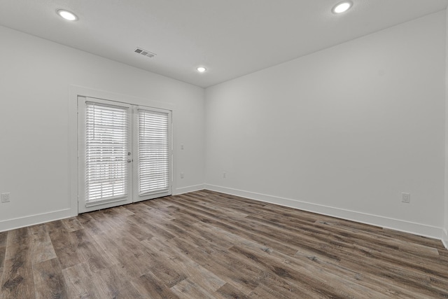 unfurnished room featuring dark wood-style floors, recessed lighting, visible vents, and baseboards