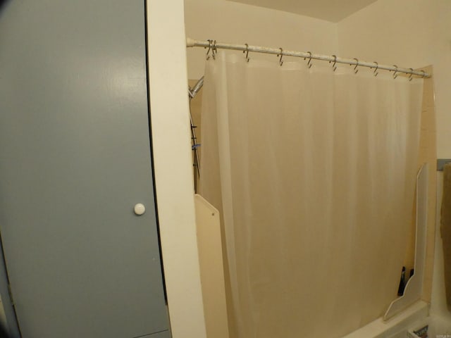 full bath with a shower with curtain