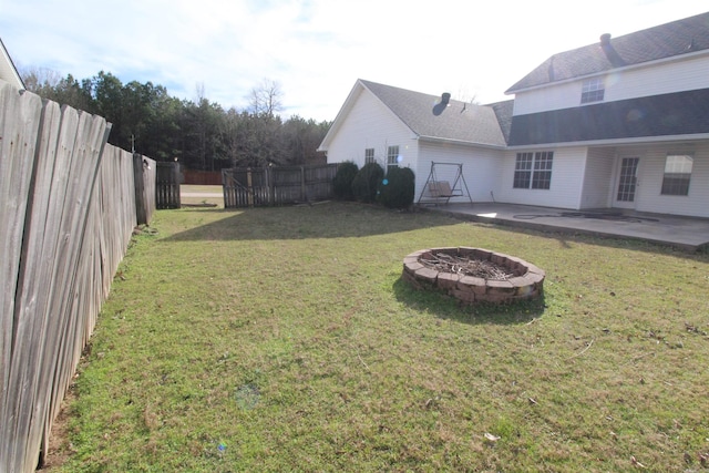 view of yard featuring an outdoor fire pit, a fenced backyard, and a patio