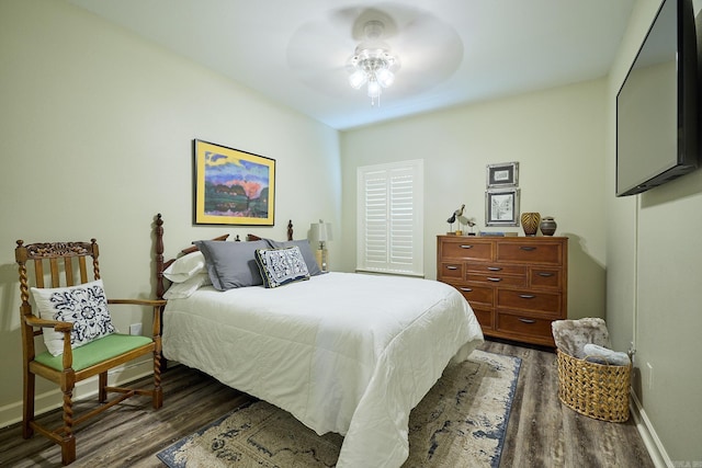 bedroom featuring a ceiling fan, baseboards, and wood finished floors