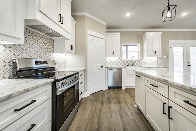 kitchen featuring dark wood-style flooring, stainless steel appliances, decorative backsplash, white cabinetry, and a sink