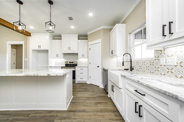 kitchen with dark wood-style flooring, visible vents, appliances with stainless steel finishes, white cabinetry, and a sink