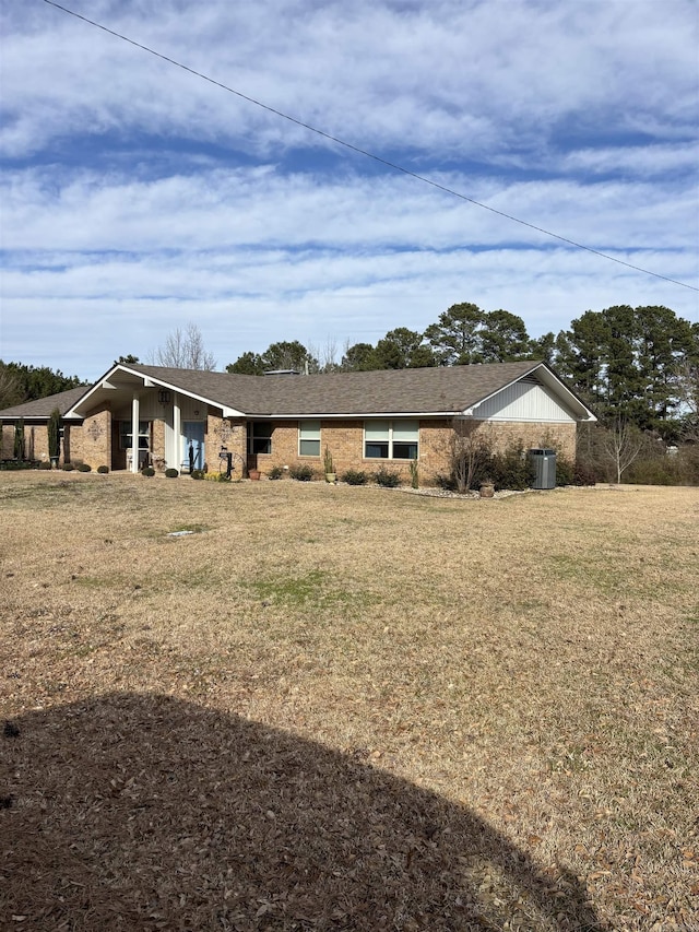 view of front of home featuring a front lawn