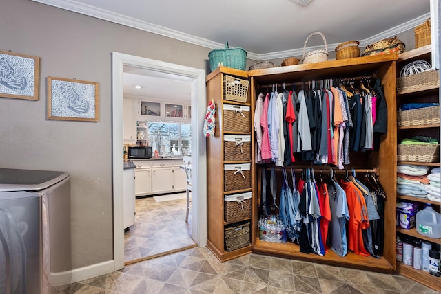 walk in closet with washer / clothes dryer