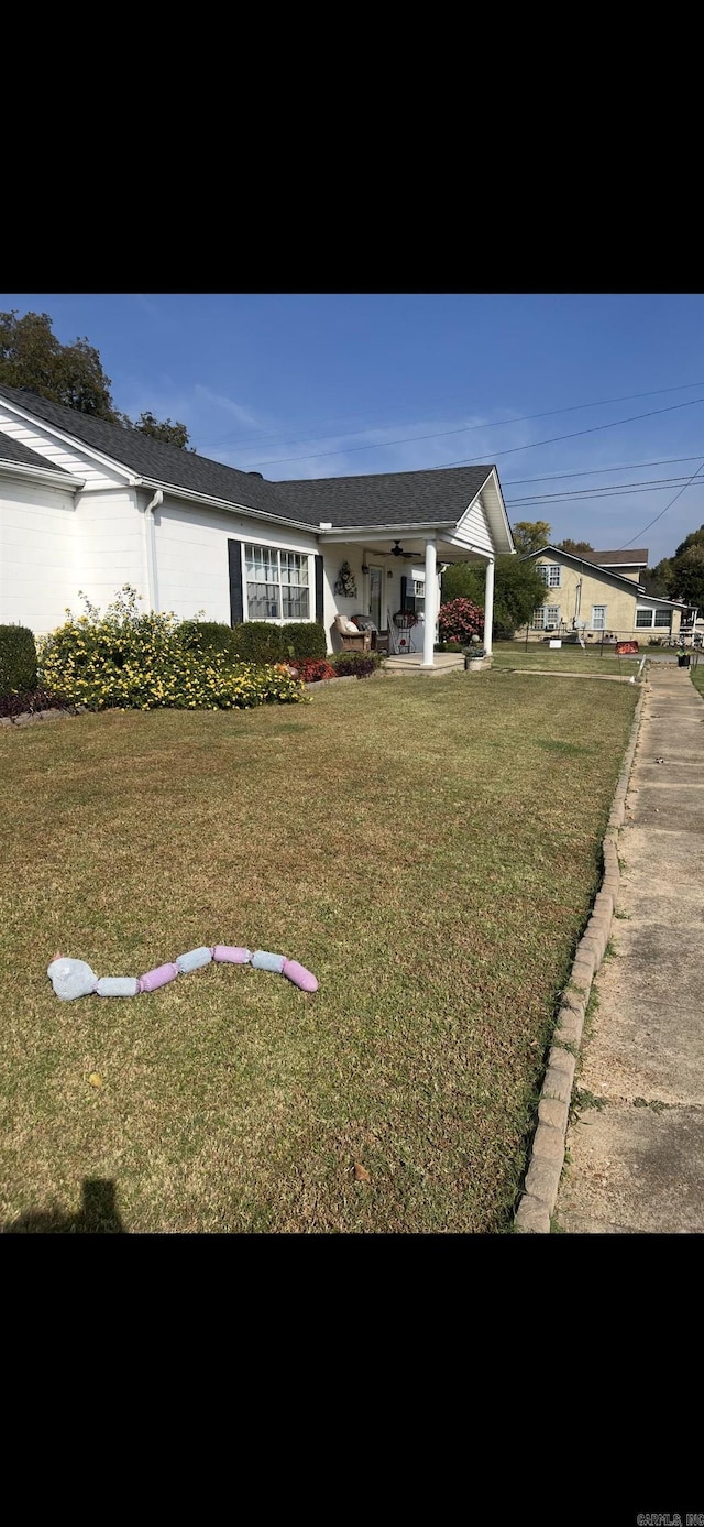 view of front facade featuring a front yard