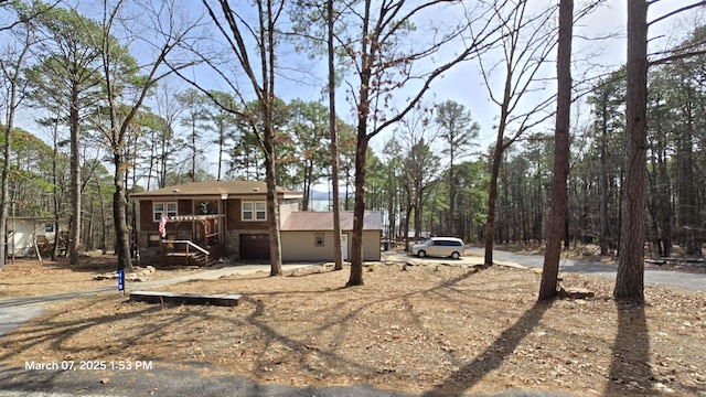 view of yard with driveway