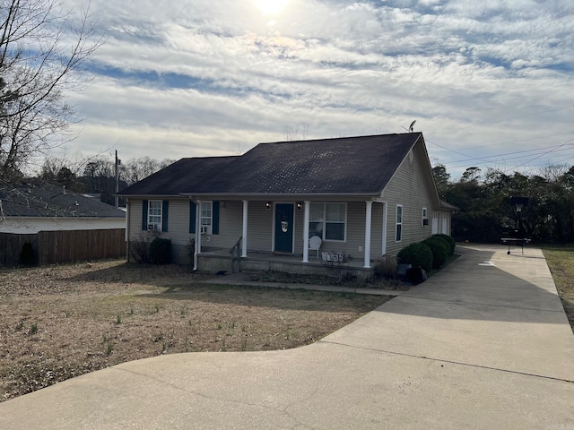 view of front facade with covered porch and fence