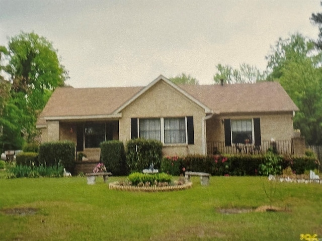 single story home featuring a front lawn