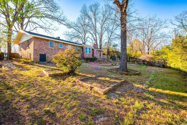 view of yard featuring a garden