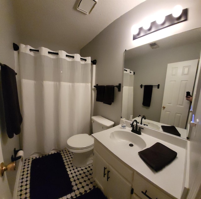 bathroom with curtained shower, visible vents, vanity, and toilet