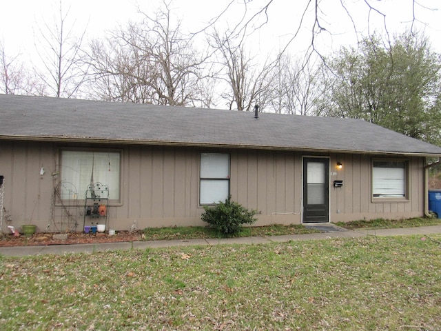 view of front of property with a front lawn