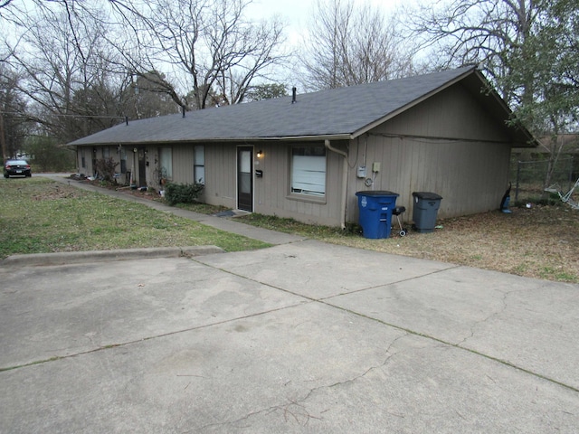 view of front of property with a front lawn