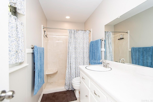 full bathroom featuring toilet, curtained shower, and vanity