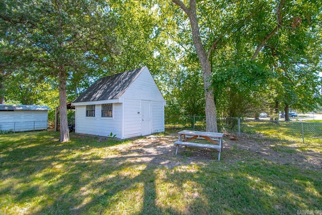 view of yard featuring a fenced backyard, an outdoor structure, and a shed