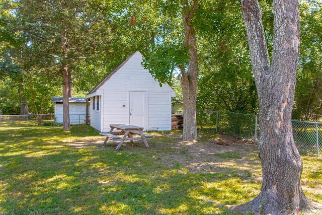 view of outdoor structure featuring a fenced backyard and an outdoor structure