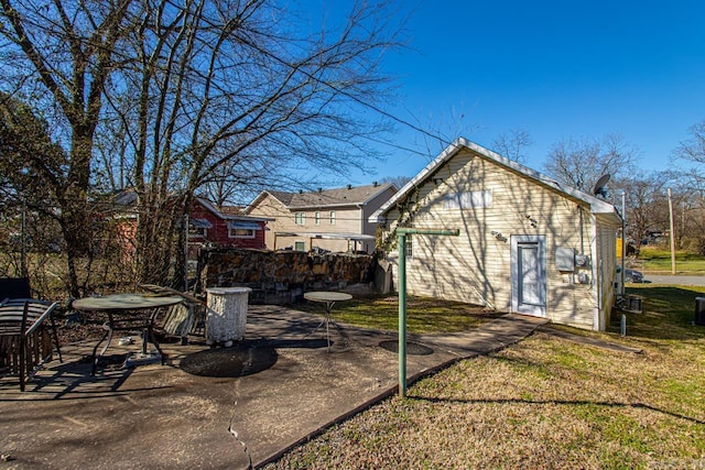 view of yard featuring a patio