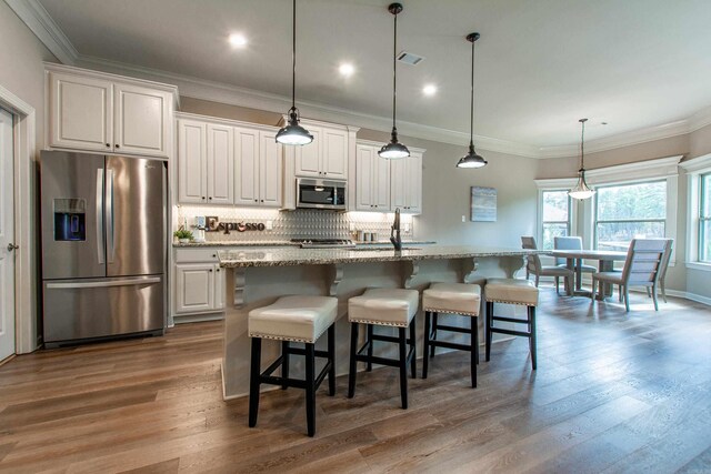 kitchen featuring stainless steel appliances, dark wood-style flooring, crown molding, and tasteful backsplash