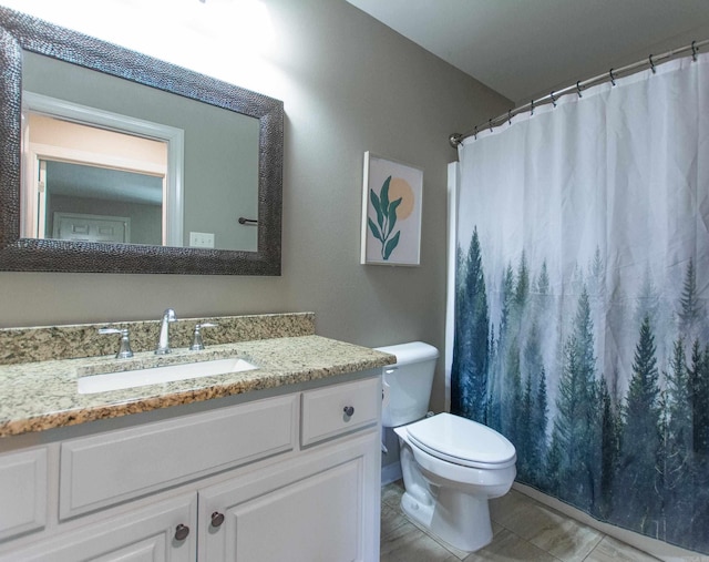 full bathroom featuring toilet, curtained shower, and vanity