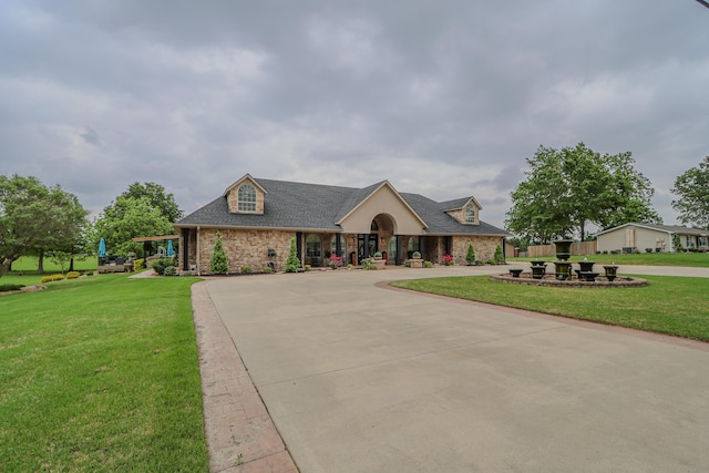 view of front facade featuring driveway and a front yard