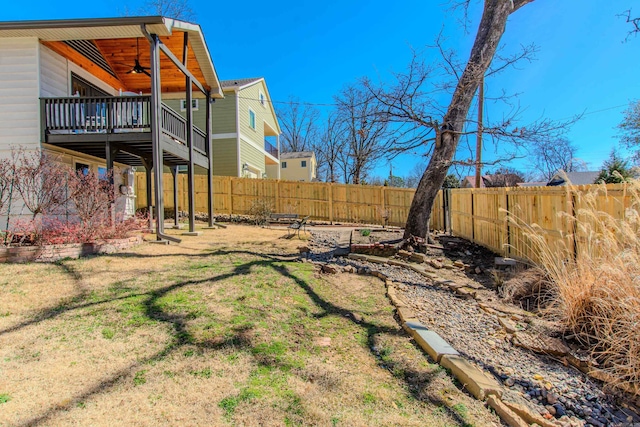 view of yard featuring a fenced backyard and ceiling fan