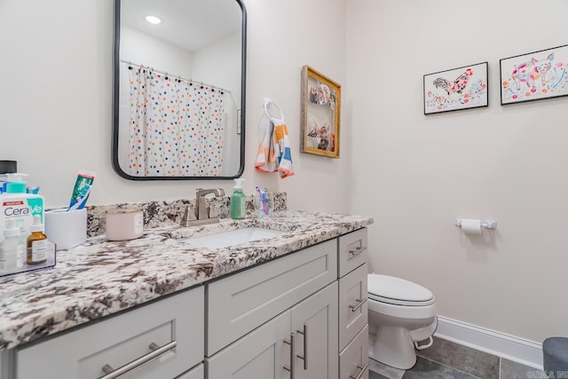 full bath featuring tile patterned flooring, toilet, vanity, baseboards, and a shower with curtain