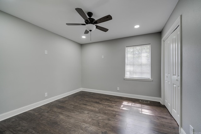 spare room featuring ceiling fan, recessed lighting, visible vents, baseboards, and dark wood-style floors