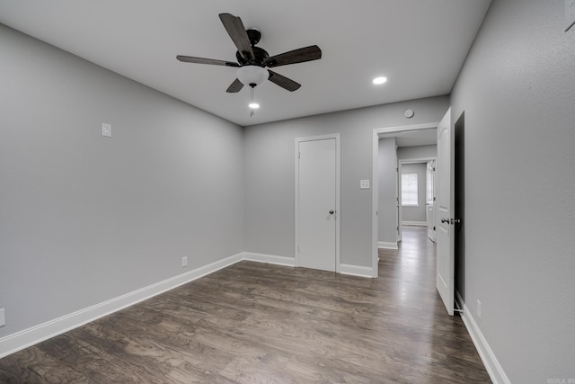 spare room with dark wood-style floors, recessed lighting, a ceiling fan, and baseboards