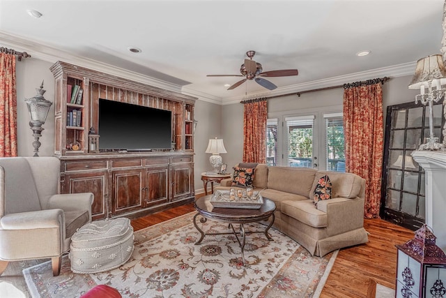 living room with crown molding, a ceiling fan, wood finished floors, and recessed lighting