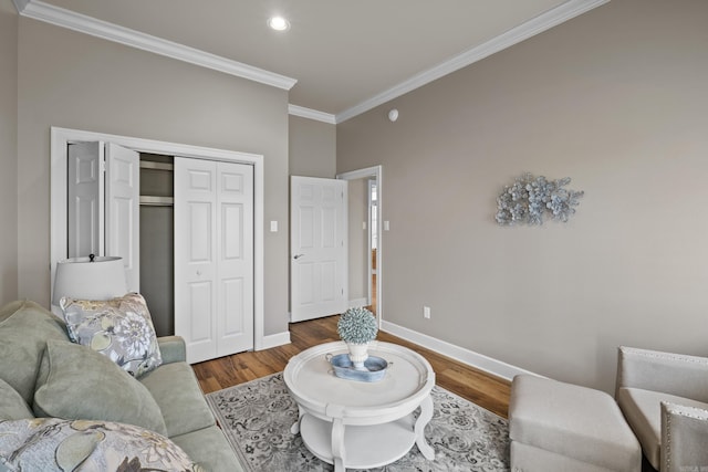 living room featuring recessed lighting, crown molding, baseboards, and wood finished floors