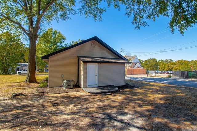 view of outdoor structure featuring fence and an outdoor structure