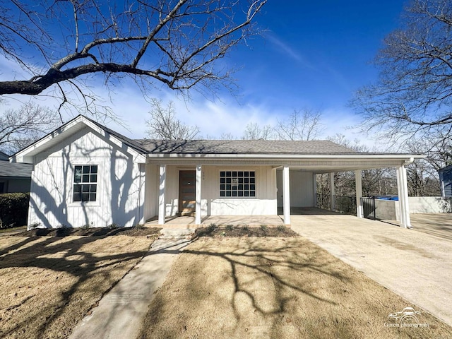 view of front of property with driveway, a porch, roof with shingles, and an attached carport