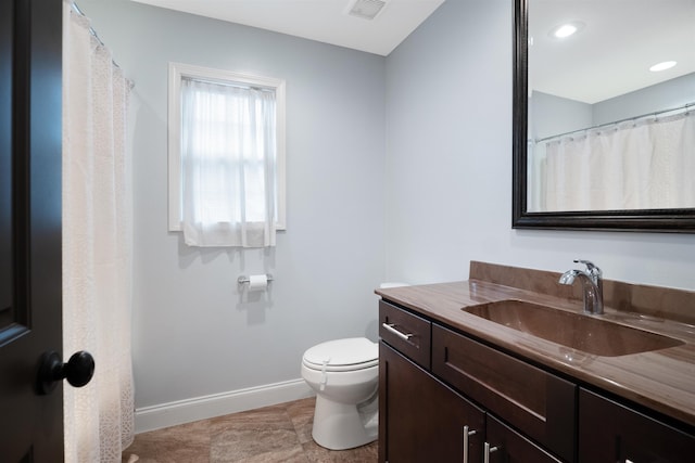 full bathroom featuring toilet, recessed lighting, visible vents, vanity, and baseboards