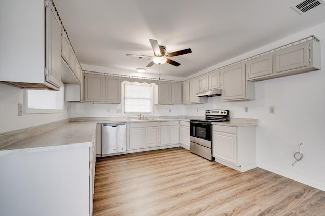 kitchen with stainless steel appliances, visible vents, a sink, ceiling fan, and under cabinet range hood