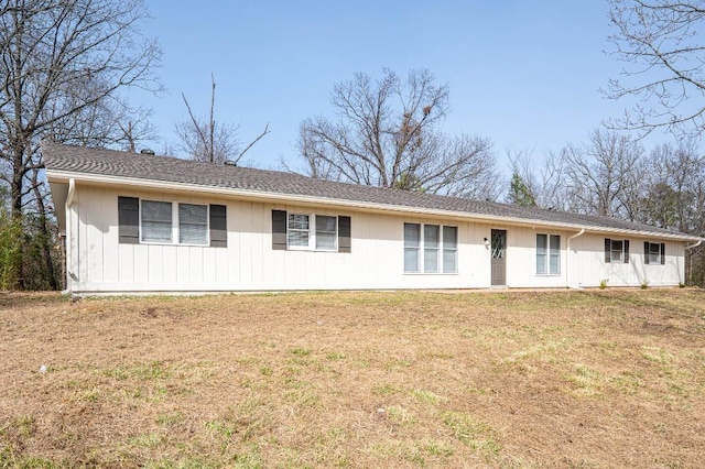 single story home featuring a front lawn