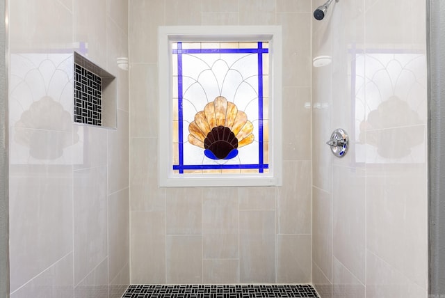 bathroom featuring a tile shower