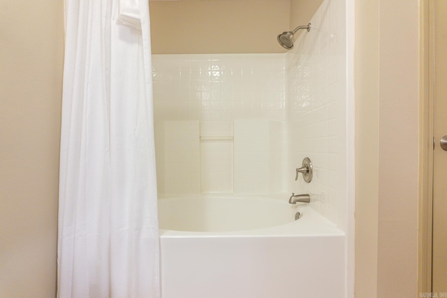 bathroom featuring shower / tub combo