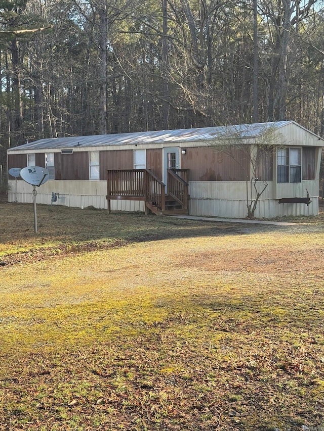 manufactured / mobile home featuring a front yard