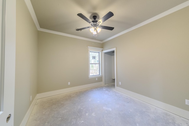 empty room with ceiling fan, baseboards, concrete flooring, and ornamental molding