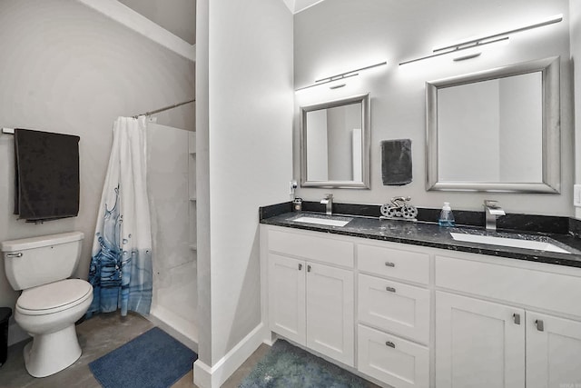 full bathroom featuring a shower with shower curtain, a sink, and toilet