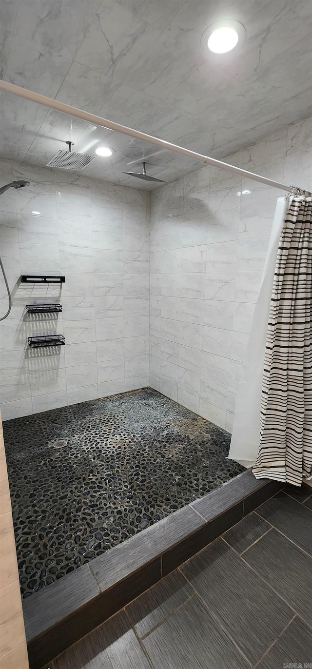 full bath featuring tiled shower