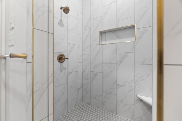 full bathroom featuring a tile shower