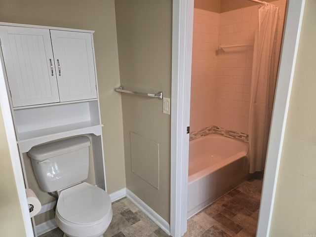 bathroom with baseboards, toilet, and shower / bath combo with shower curtain