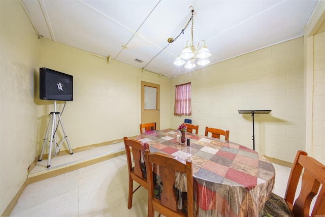 dining area featuring visible vents, baseboards, and an inviting chandelier