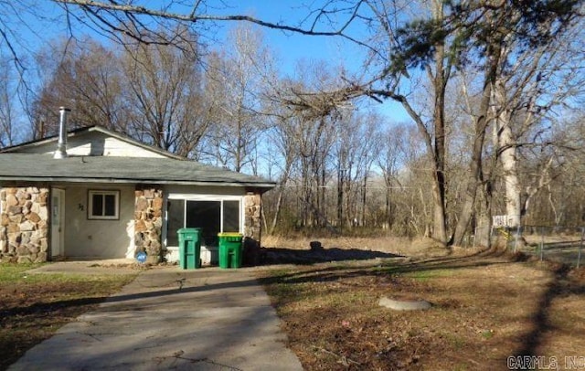 view of yard featuring concrete driveway